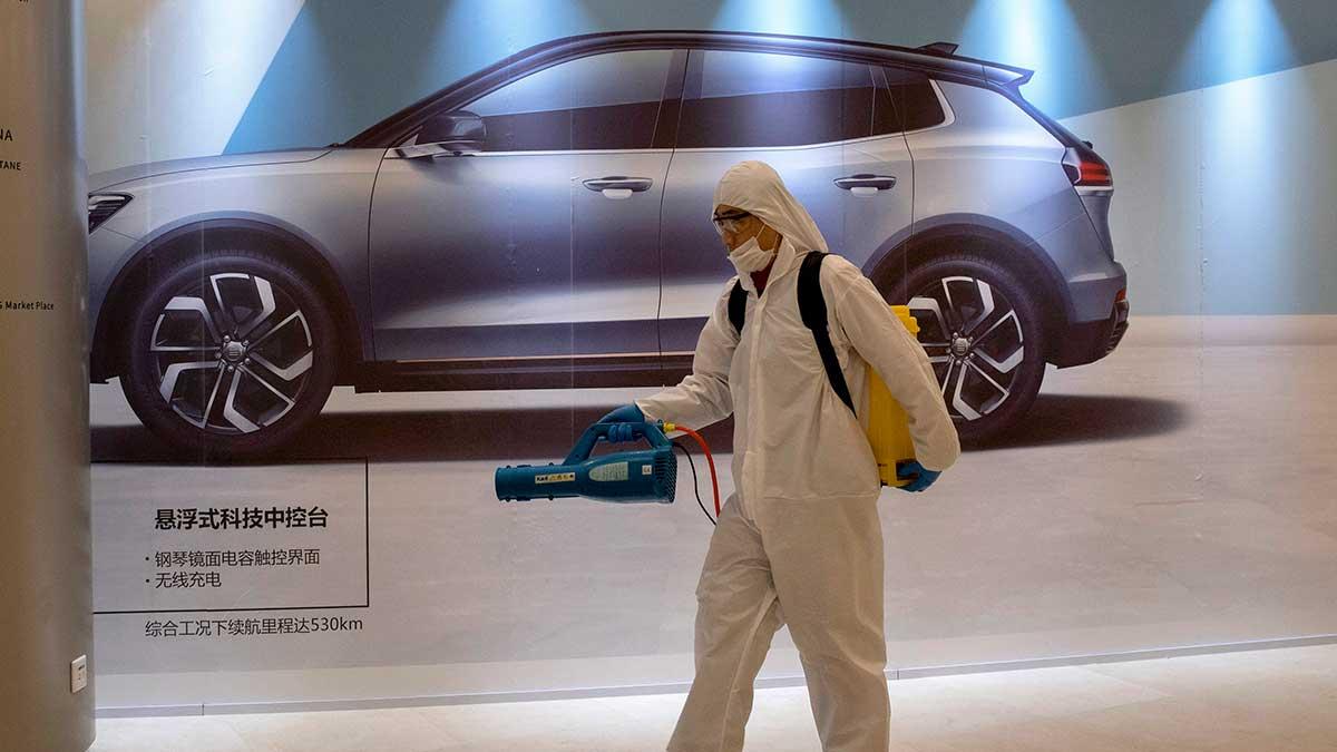 Kinas bilförsäljning rasade med preliminärt 80 procent i februari jämfört med samma månad 2019. Det är största nedgången som någonsin har uppmätts i landet. (Foto: TT)