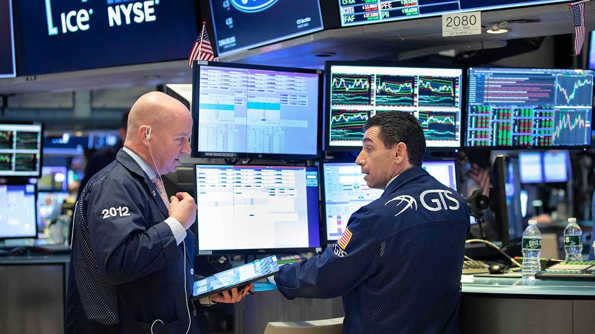 Börserna på Wall Street i New York steg ytterligare på onsdagen efter tisdagens rekorduppgång. Beskedet att stimulanspaket har förhandlats fram stöttade sentimentet. Mot slutet av dagen tappade börsen dock i styrka. (Foto: TT)