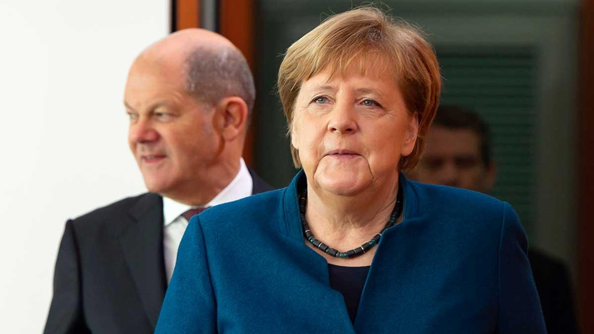 Tysklands förbundskansler Angela Merkel och finansminister Olaf Scholz. Landet inrättar nu en nödfond på 500 miljarder euro för att säkra lånegarantier och kapitaltillskott till företag. (Foto: TT)