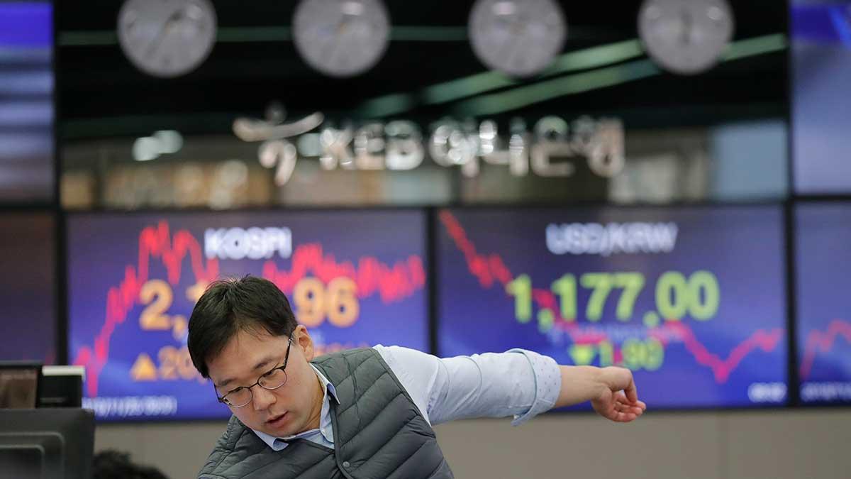 De asiatiska börserna studasr upp på tisdagen på bland annat positiva besked från USA och den sydkoreanska regeringen. Bilden är tagen vid ett tidigare tillfälle från Sydkoreas börs Kopsi. (Foto: TT)