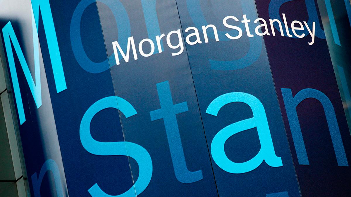 Amerikanska investmentbanken Morgan Stanley presenterar en positiv analys. De förväntar sig att ekonomin börjar rulla som vanligt igen vid slutet av nästa år. (Foto: TT)