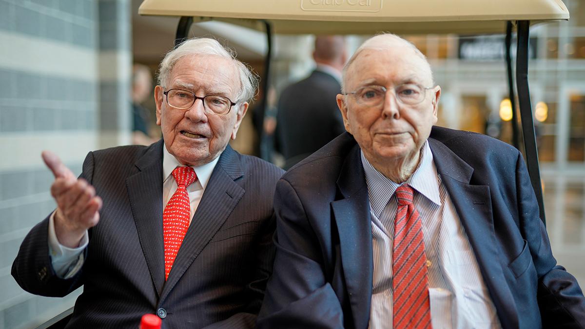 Charlie Munger, till höger i bild, investerar gärna i det han kallar för börsens kannibaler. (Foto: TT)