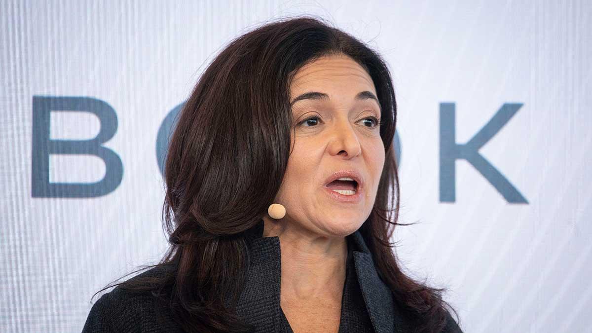 Facebook räknar med att anställa ytterligare 10 000 personer fram till slutet av året, uppger den sociala mediejättens operativa chef Sheryl Sandberg. (Foto: TT)