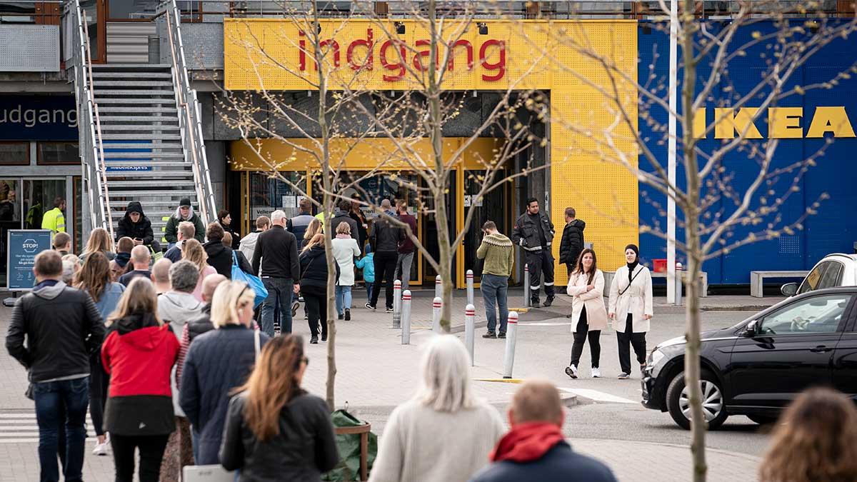 Så här såg det ut när Ikea, trots regeringens vädjan, öppnade sina varuhus i Danmark i går, måndag. (Foto: TT)
