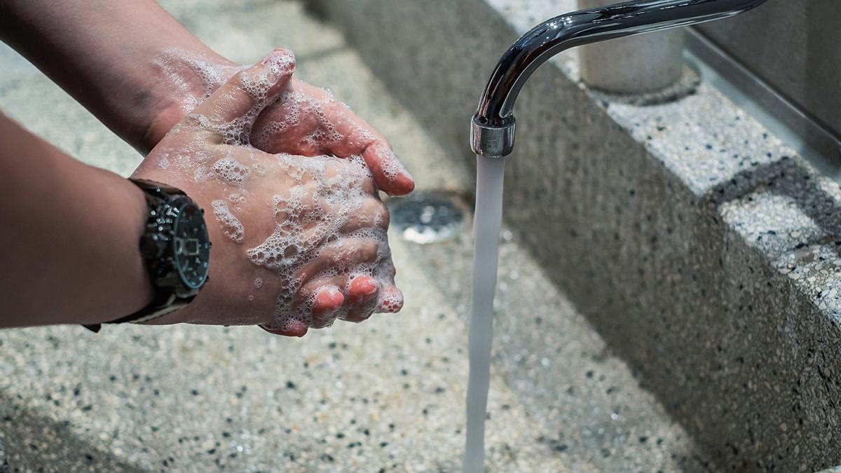 Svenskar gör rätt i pandemin och anpassar sig bättre än många andra. De tvättar händerna näst mest per dag enligt en brittisk undersökning. (Foto: Pixabay)