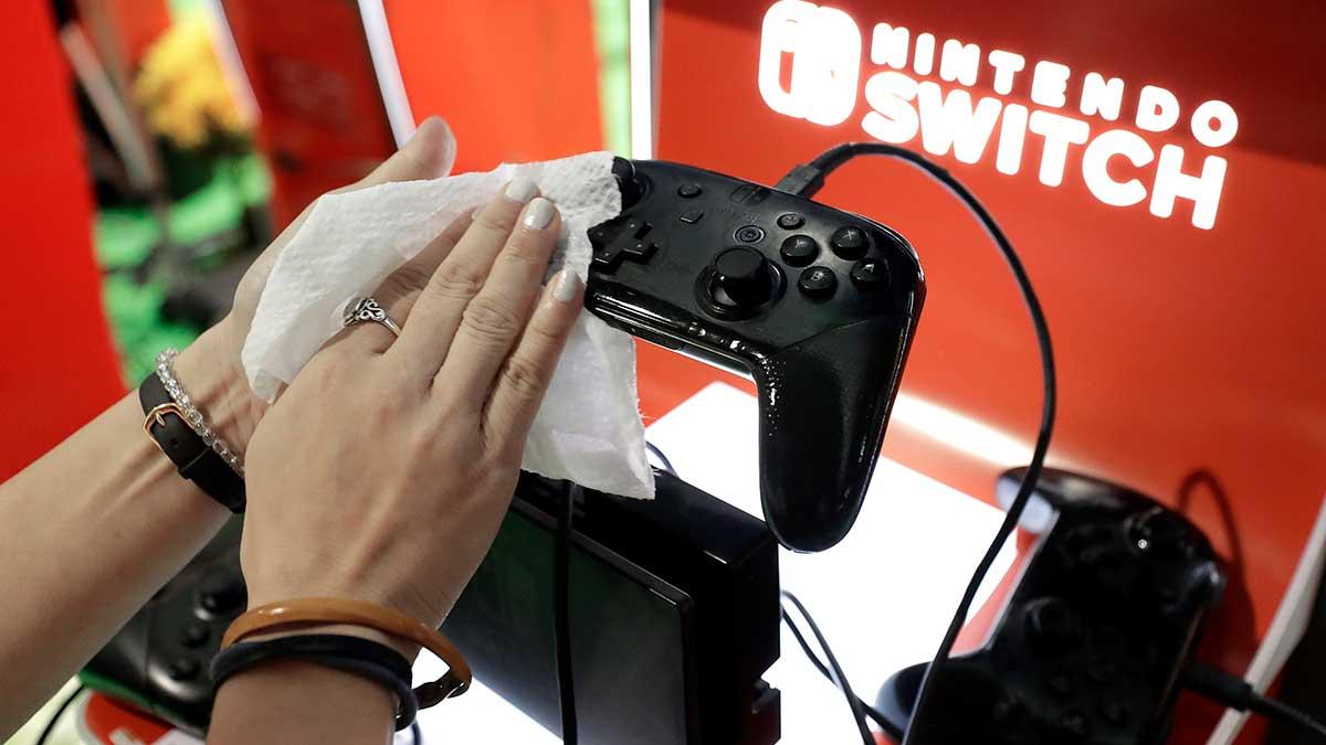 Nintendo siktar på att öka produktionen av sin spelkonsol Switch i år då efterfrågan ökat när många tvingats sitta hemma på grund av coronaviruset. (Foto: TT)