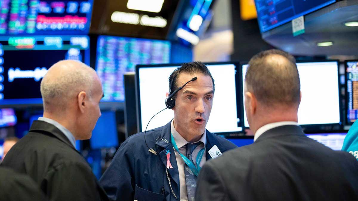 New York-börserna steg i en bred uppgång på måndagen. Optimismen ökade efter uppgifter om att flera delstater börjar öppna upp igen efter nedstängningarna i coronakrisen. (Foto: TT)