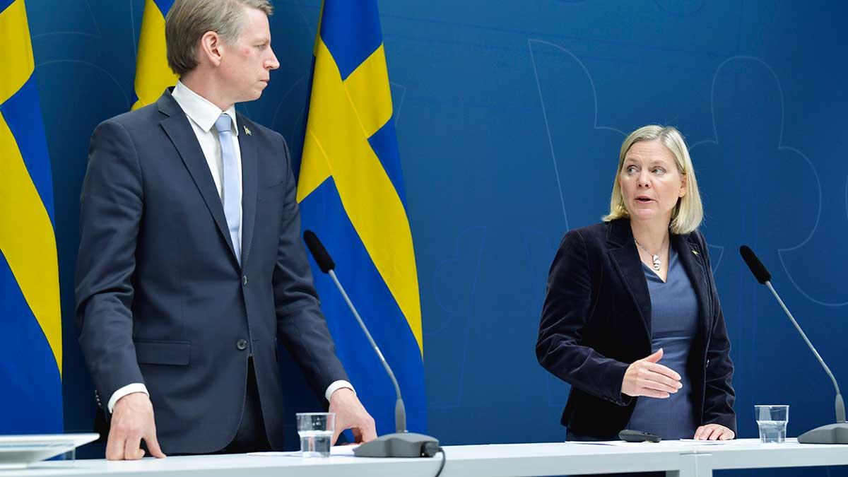 Finansmarknadsminister Per Bolund (MP) och finansminister Magdalena Andersson på presskonferensen där det nya akutstödet till företag på 39 miljarder kronor presenteras. Paketet är en överenskommelse med samarbetspartierna C och L. (Foto: TT)