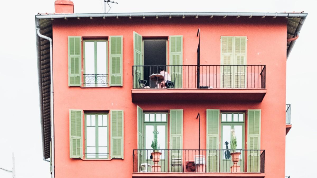 Det kan vara läge att slå till på sin första bostad. Eller åtminstone snart. (Foto: Robin Benzrihem/Unsplash)