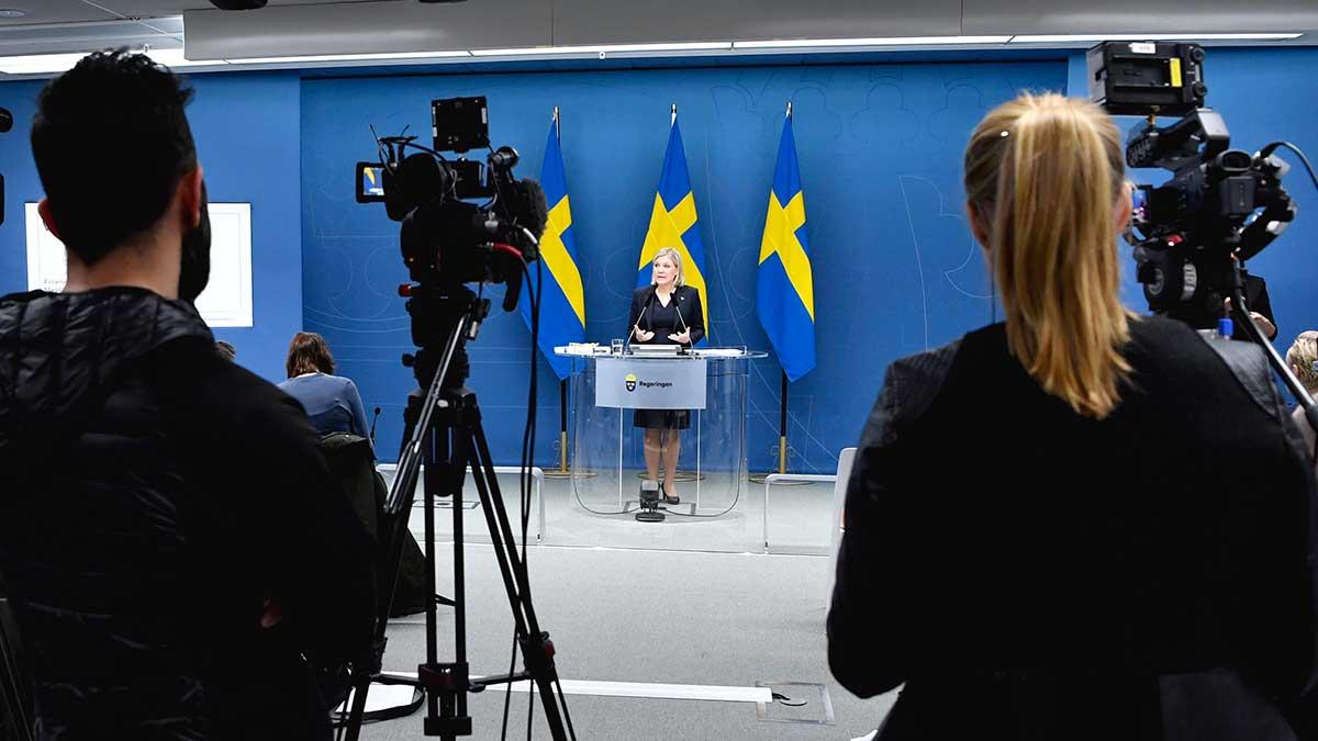 Finansminister Magdalena Andersson (S) presenterar förslagen i vårbudgeten på en pressträff i Rosenbad. Regeringen vill ha utrymme för ytterligare åtgärder för att dämpa coronakrisen. (Foto: TT)