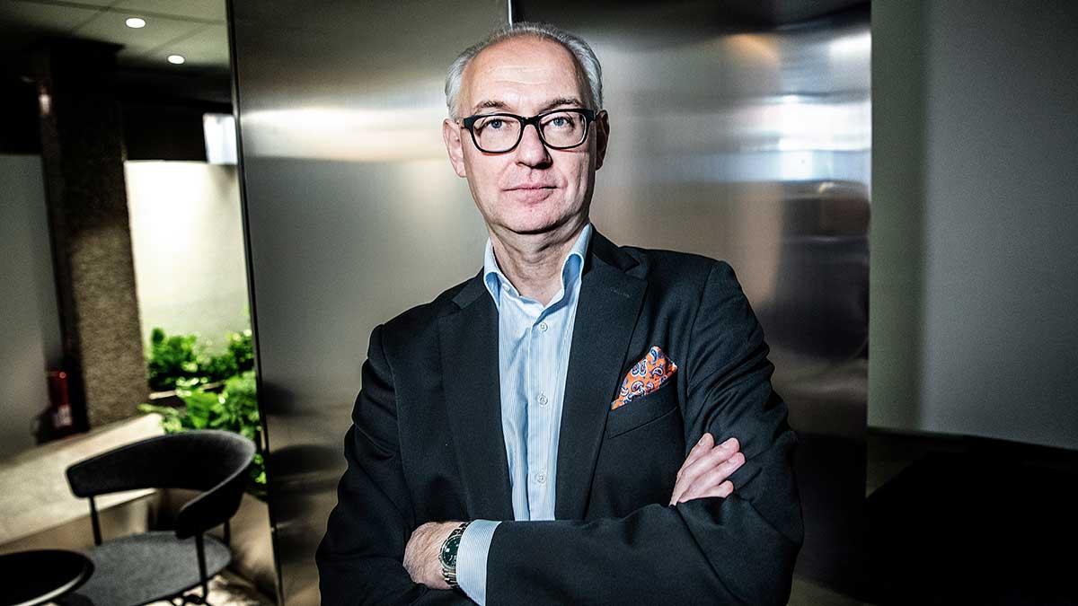 "Volvo har permitterat och sökt statligt stöd. Då tycker jag inte man skall dela ut pengar till ägarna", säger Ramsay Brufer, ägaransvarig på Alecta, till SVT. (Foto: TT)