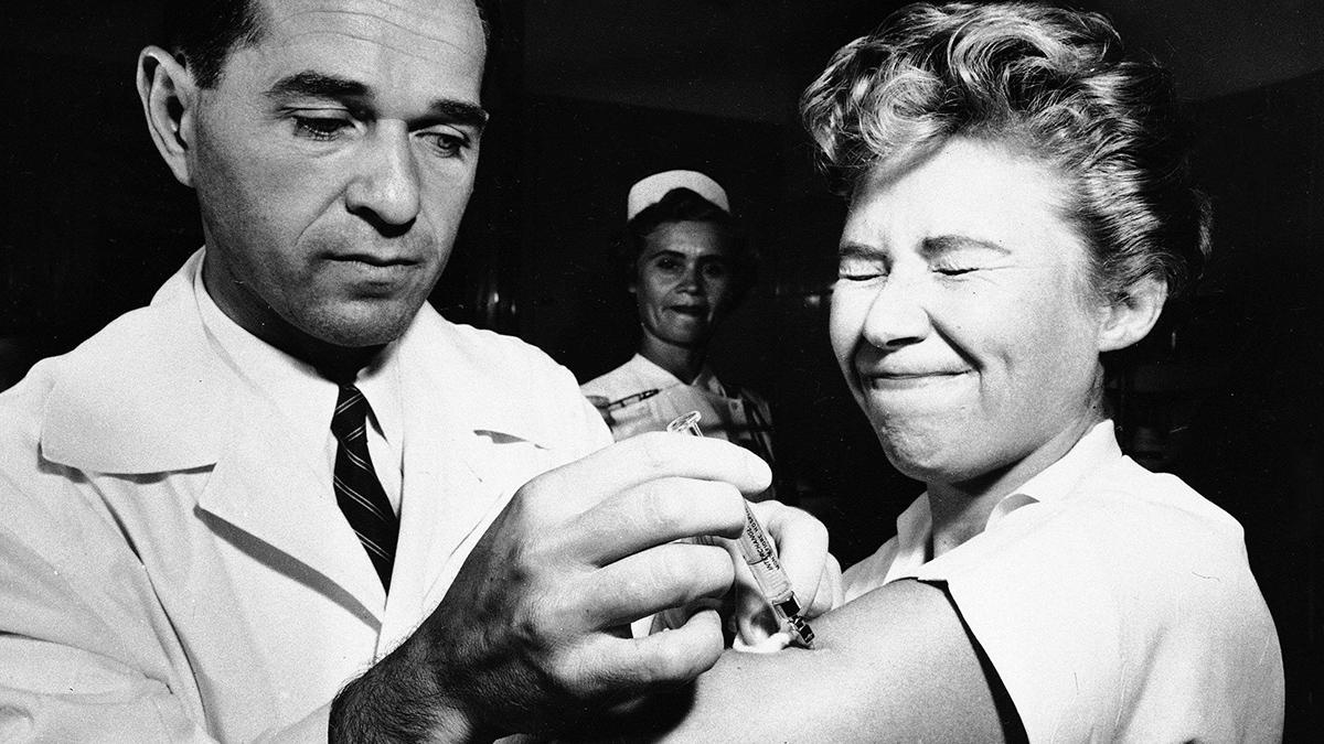 En sjuksköterska får en av de första vaccinen mot "The Asian Flu". Trots allvarligare siffror påverkades börsen mildare än under coronan. (Foto: TT)