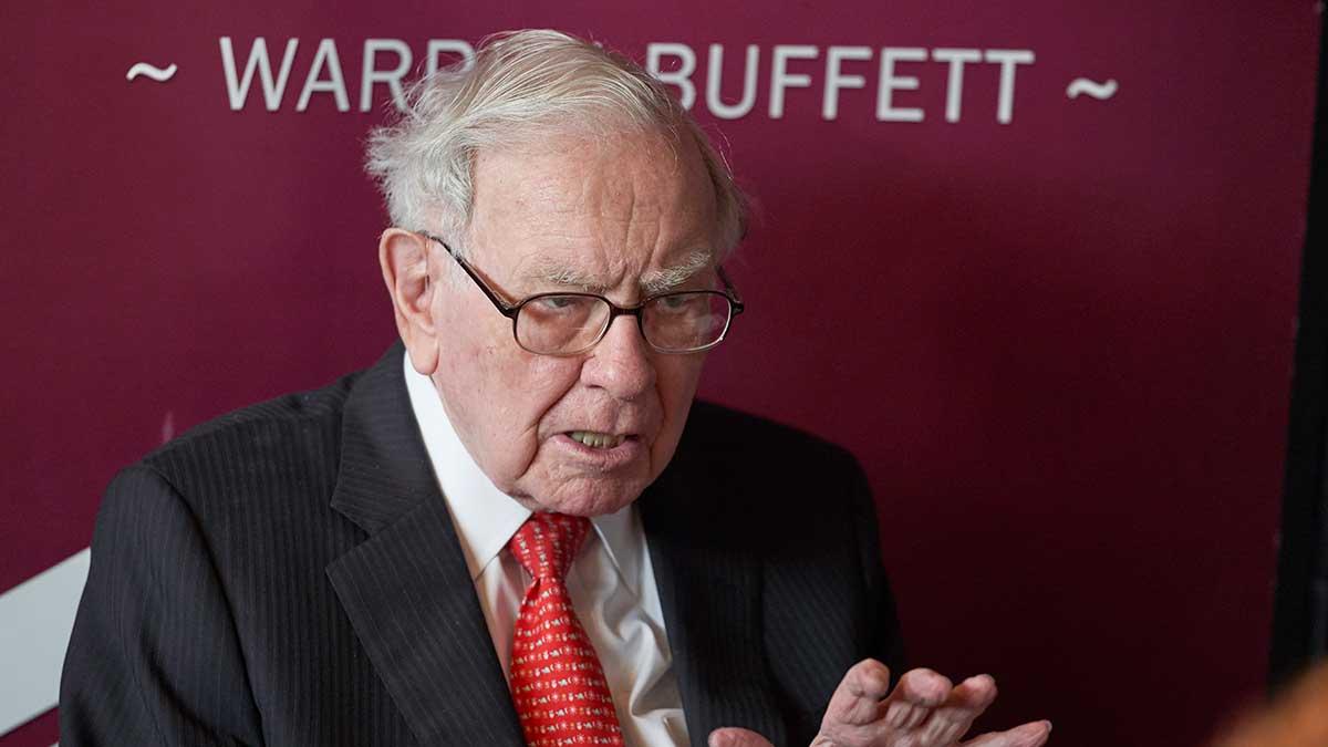 Warren Buffetts finanskonglomerat Berkshire Hathaway minskade innehavet i både Goldman Sachs och JP Morgan under det första kvartalet. (Foto: TT)
