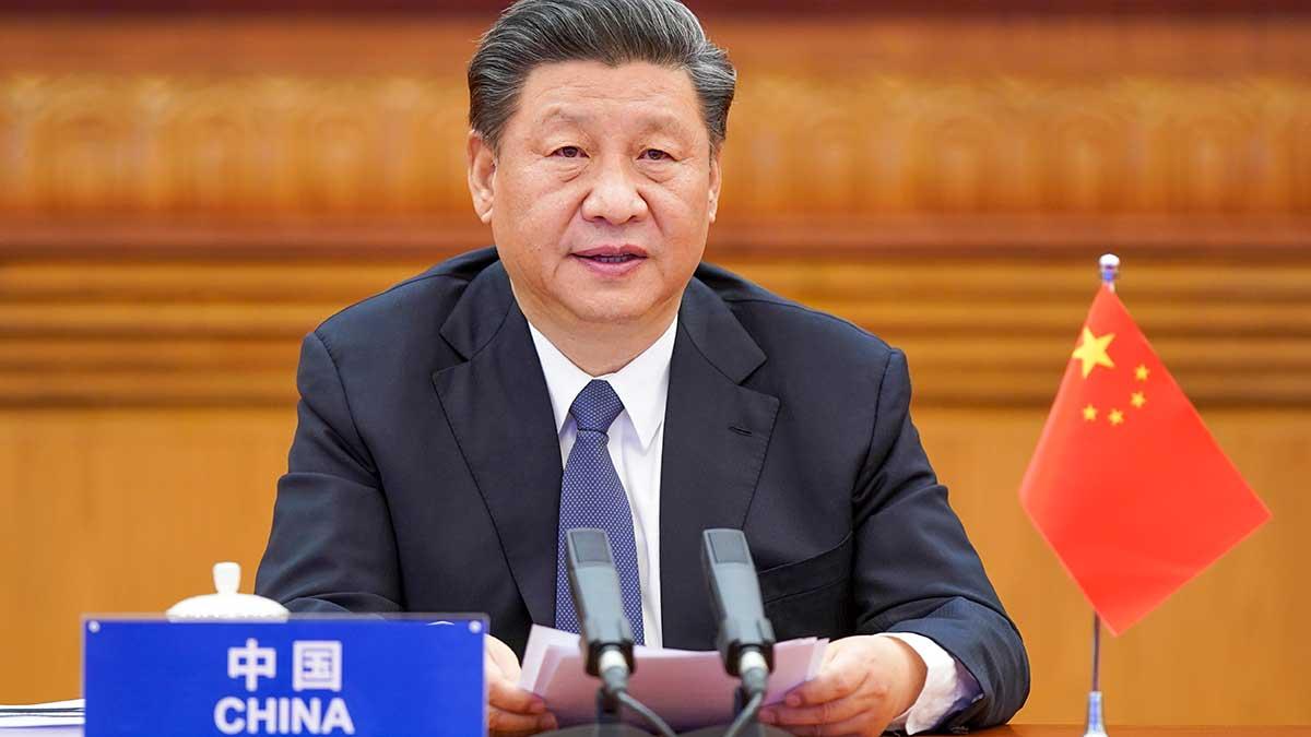 Kina förväntar sig en eskalering i relationen med USA efter att folkkongressen antagit den kontroversiella nationella säkerhetslagen för Hongkong. På bilden syns Kinas president Xi Jinping. (Foto: TT)