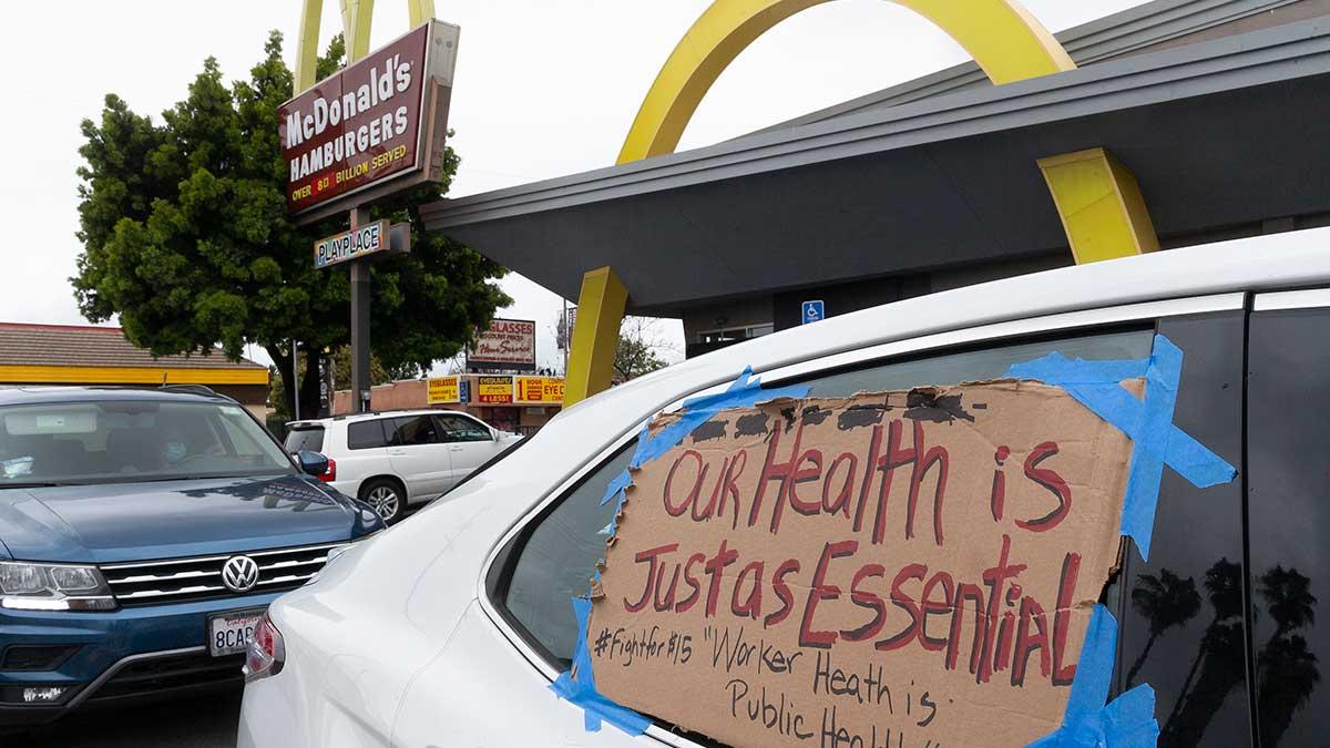 McDonalds har fått två grupptalan från anställda i USA mot sig för att inte ha vidtagit tillräckliga säkerhetsåtgärder mot coronaviruset. (Foto: TT)