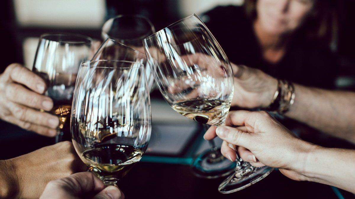 En liten andel av alla viner drabbas av korkdefekt. Vinet kan både lukta och smaka rejält illa - och förstöra hela festen. Vår vinexpert berättar hur du känner igen ett skadat vin. (Foto: Scott Warman / Unsplash)
