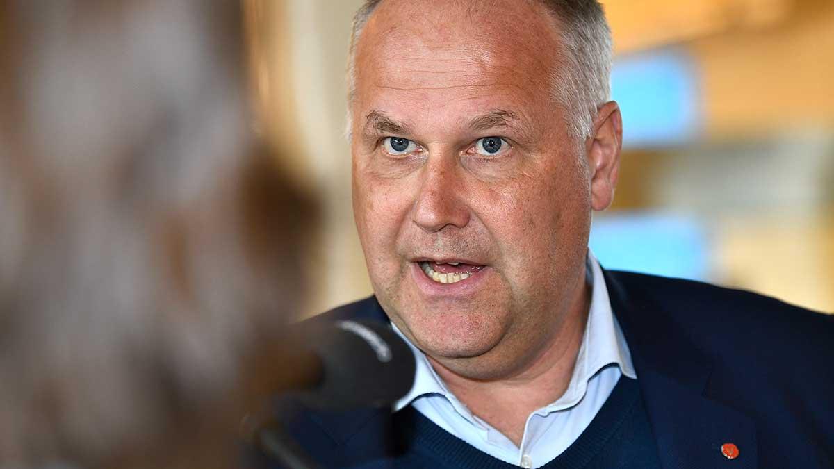 Vänsterpartiet hotar att tillsammans med Moderaterna, Sverigedemokraterna och Kristdemokraterna fälla regeringen över utredningen om lagen om anställningsskydd, LAS. (Foto: TT)