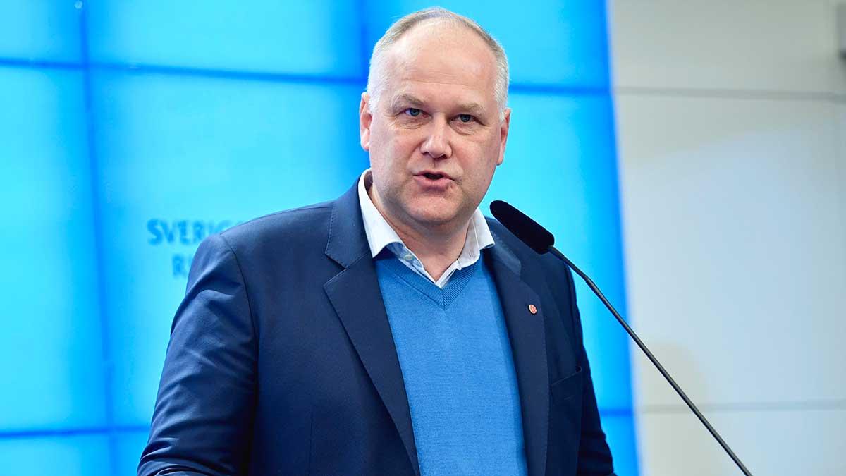 "Om regeringen inte ger besked kommer vi om en vecka att vända oss till M och KD för att se till att välfärden får nödvändiga tillskott", deklarerar V-ledaren Jonas Sjöstedt. (Foto: TT)