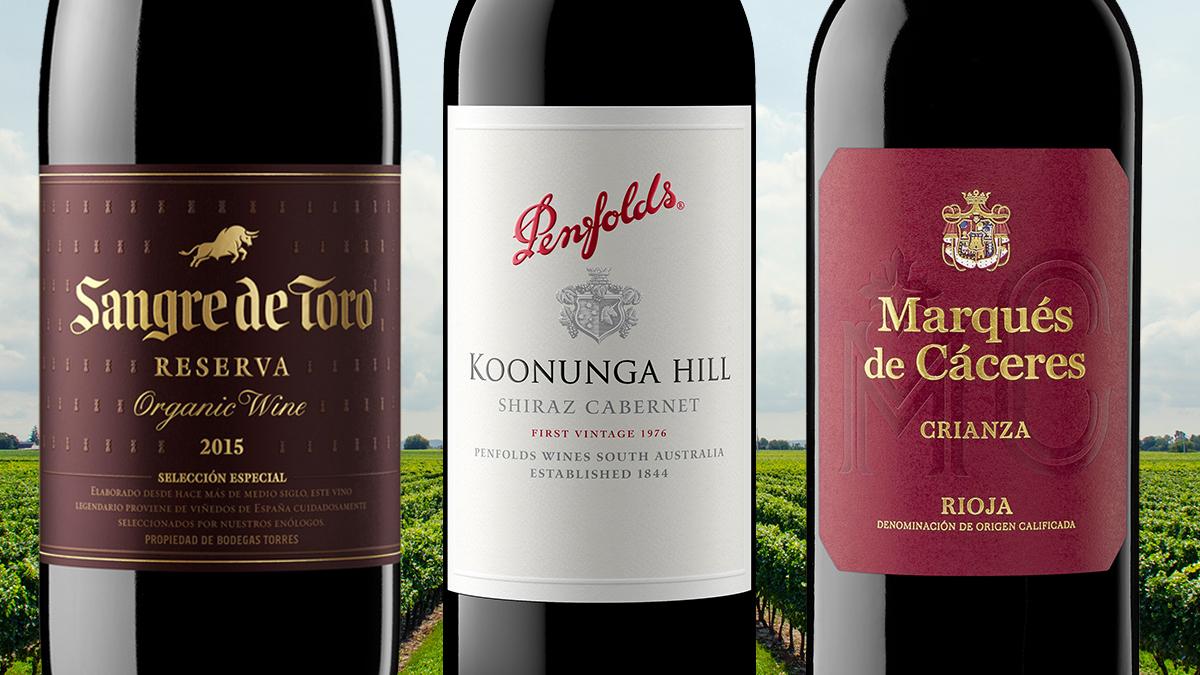 Tre röda vinfynd i olika stilar som alla smakar mer än de kostar. (Foto: Pexels)