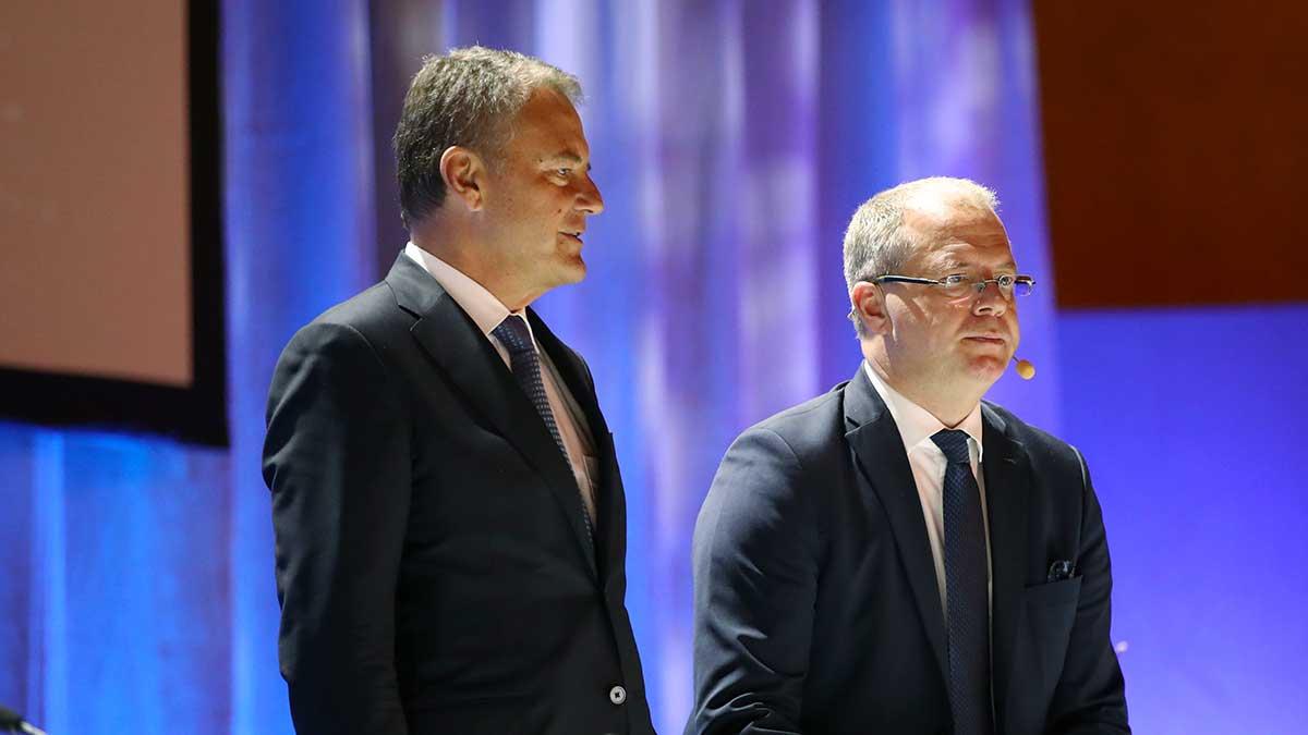 Efter kritiken – Volvo slopar nu även den ordinarie utdelningen till aktieägarna. På bilden syns Volvos styrelseordförande Carl-Henric Svanberg och Martin Lundstedt, vd. (Foto: TT)