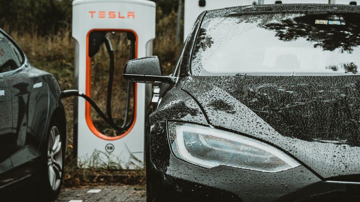 Fyra av fem länder i topprankingen tillhör regniga Norden. Teslas hemland USA halkar efter. (Foto: Andreas Dress / Unsplash)