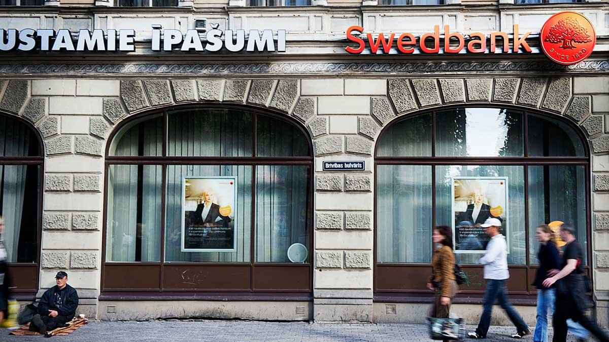 SEB och Swedbank upplät konton som möjliggjorde ett misstänkt jättebedrägeri. Drygt 2 000 sparare stämmer nu den lettiska låneplattformen Envestio och kräver kompensation av de svenska storbankerna. (Foto: TT)