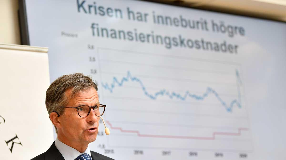 FI:s generaldirektör Erik Thedéen anser att bankerna "bör vara tydliga och helt ställa in utdelningarna i år". (Foto: TT)