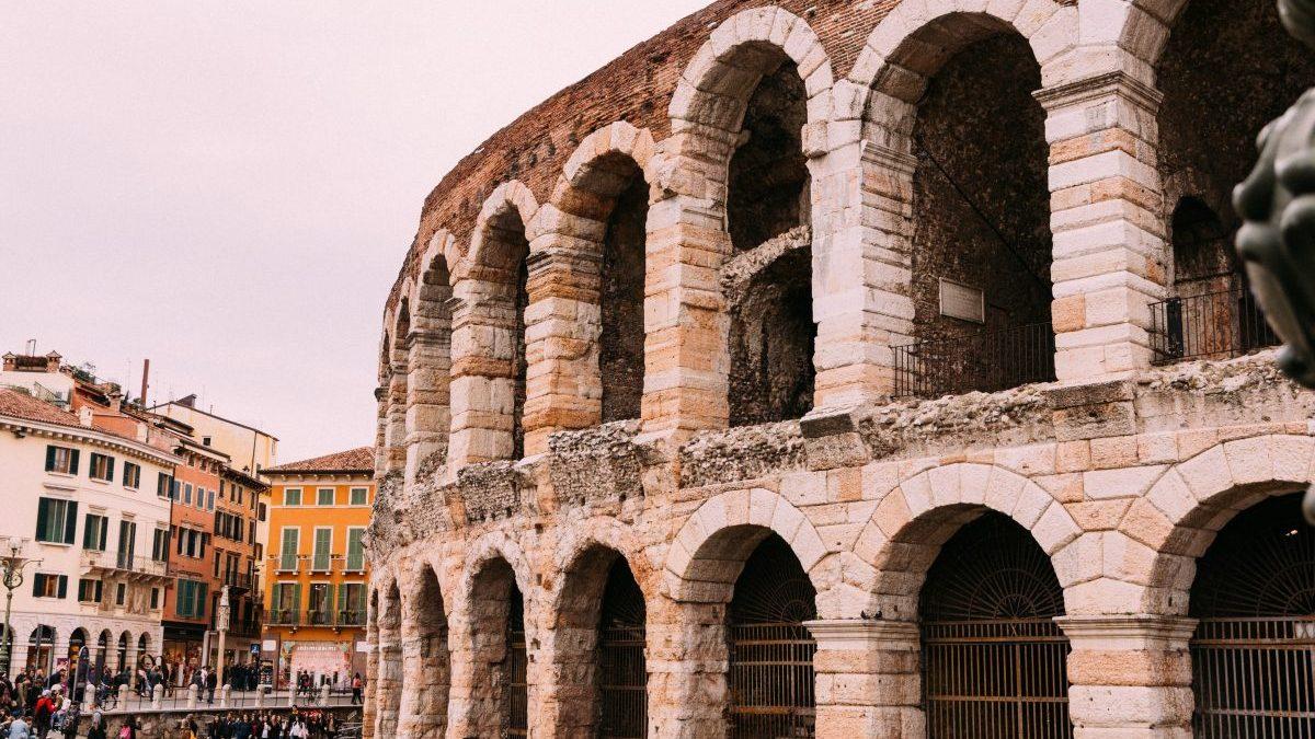 Den romerska arenan i Verona är berömd och används fortfarande. Nu har arkeologer hittat en romersk villa i närheten med anknytning till vinmakande. (Foto: Florinel Gorgan/Unsplash)