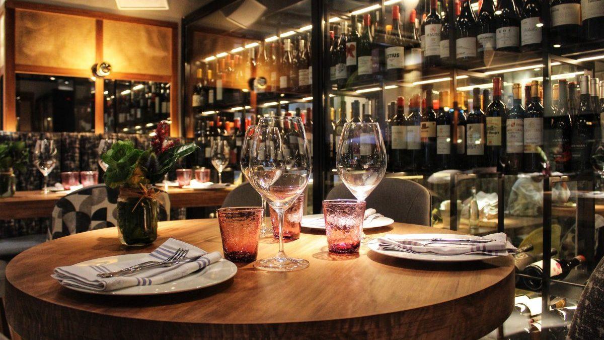 Vinskolan del 1 - Även krogar serverar ofta vin för varmt eller för kallt. Vid vilken temperatur smakar vinet som bäst? Vår vinexpert berättar. (Foto: Jose Ruales/Unsplash)