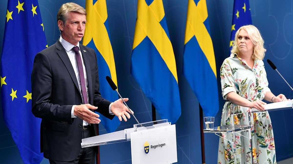 Finansmarknadsminister Per Bolund (MP) och socialminister Lena Hallengren (S) på pressträffen i går. Regeringen satsar nu ytterligare 5,9 miljarder kronor på tester och smittspårning av covid-19. (Foto: TT)