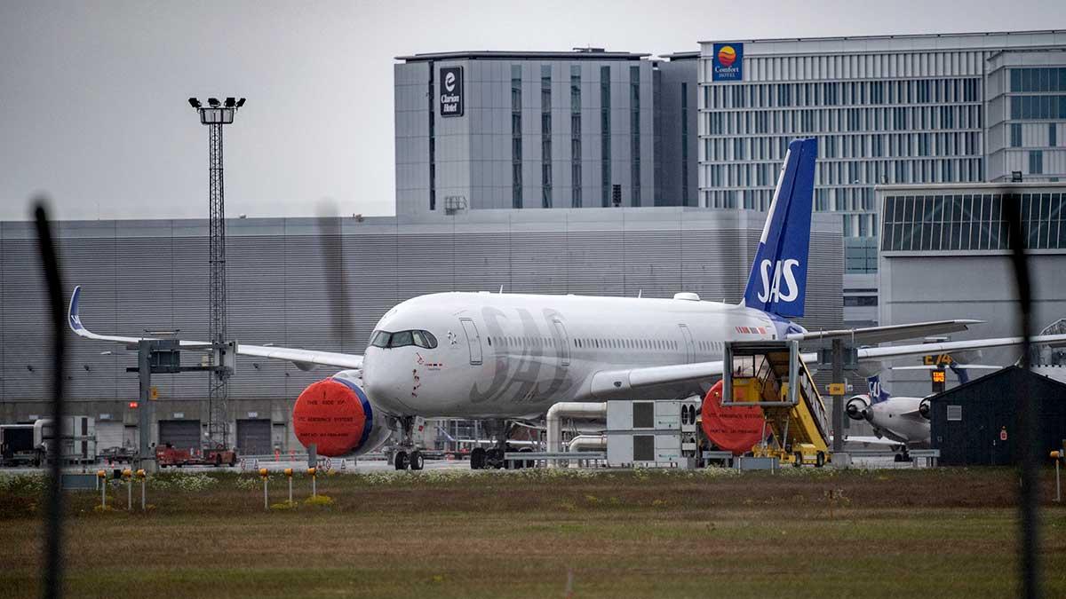 Flygbolaget SAS har det fortsatt kämpigt i spåren av coronakrisen och därför sänker Nordea rådet till sälj från behåll på aktien. (Foto: TT)