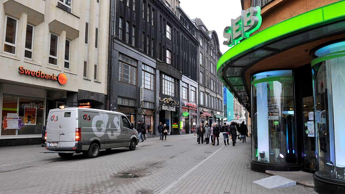 SEB och Swedbank agerade som huvudkonton åt den lettiska låneplattformen Envestio som investerade i kryptovalutaföretag i jättehärvan där tusentals investerare och småsparare uppges ha förlorat allt. Bilden är från de svenska storbankernas kontor i Riga. (Foto: TT)