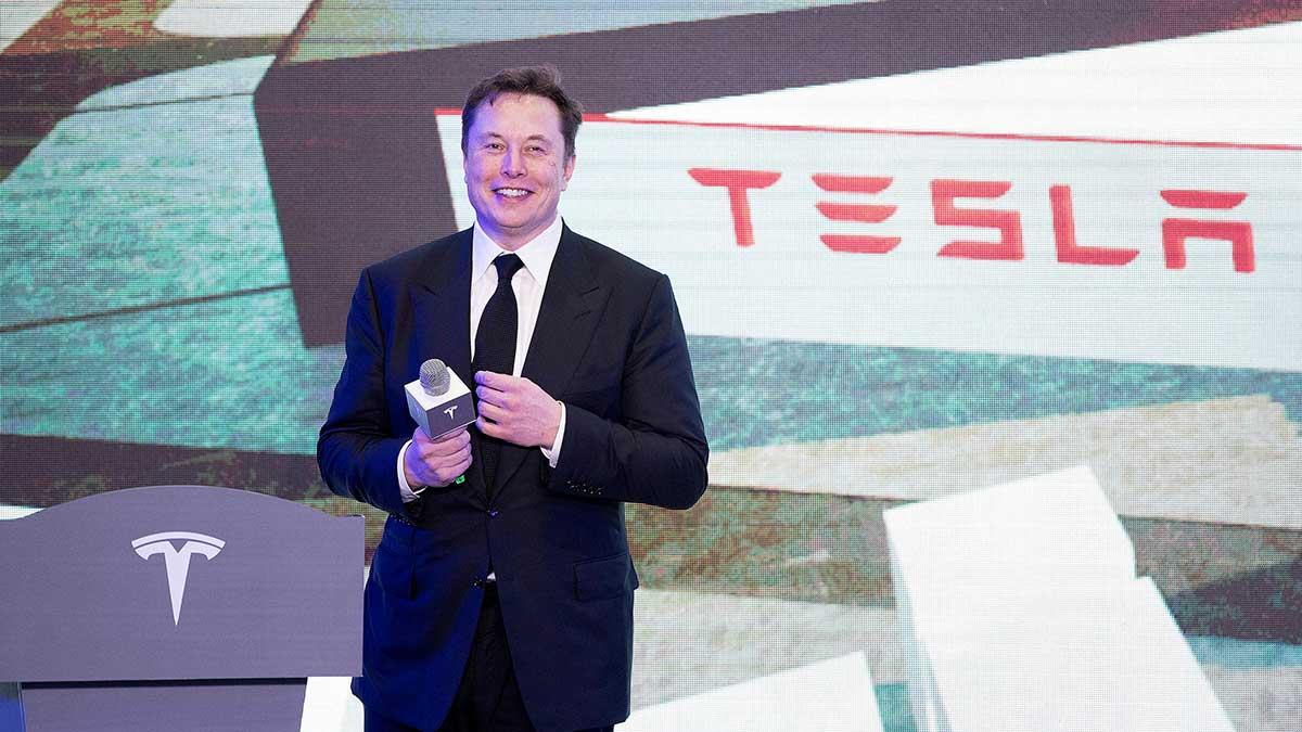 Elon Musk trummar ut att bolaget bara vara några hundra bilar från att leverera en halv miljon fordon. Samtidigt har Teslaaktien rusat 700 procent under det nyss passerade året. (Foto: TT)