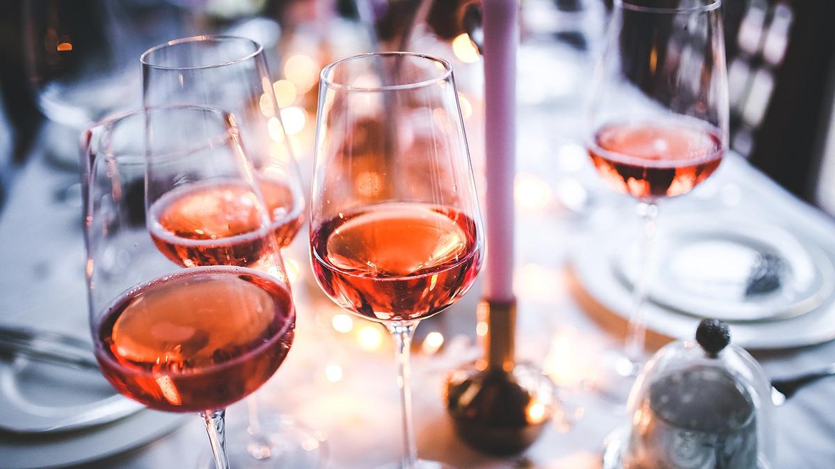 Varma dagar kan ett glas svalt rosévin vara helt rätt. Vår vinexpert tipsar om tre fynd från Systembolagets ordinarie sortiment. (Foto: Pixabay)