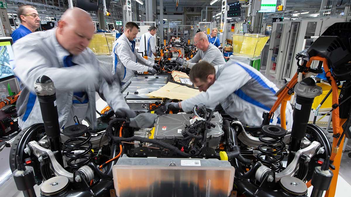 Tyska fordonsjätten Volkswagen räknar med en V-formad återhämtning som sträcker sig in i 2022. (Foto: TT)
