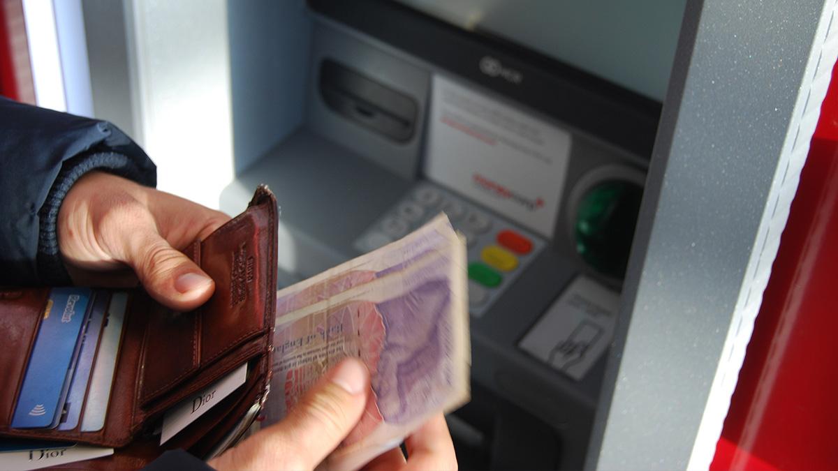 Sveriges negativa realränta innebär att du i praktiken betalar för att spara på banken. Dags att ta ut. (Foto: Nick Pampoukidis / Unsplash)