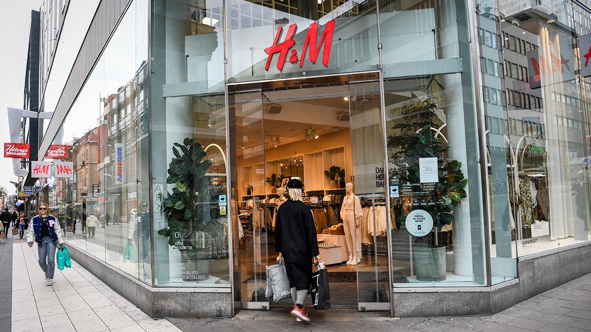 H&M går emot strömmen och behåller butikerna öppna. (Foto: TT)
