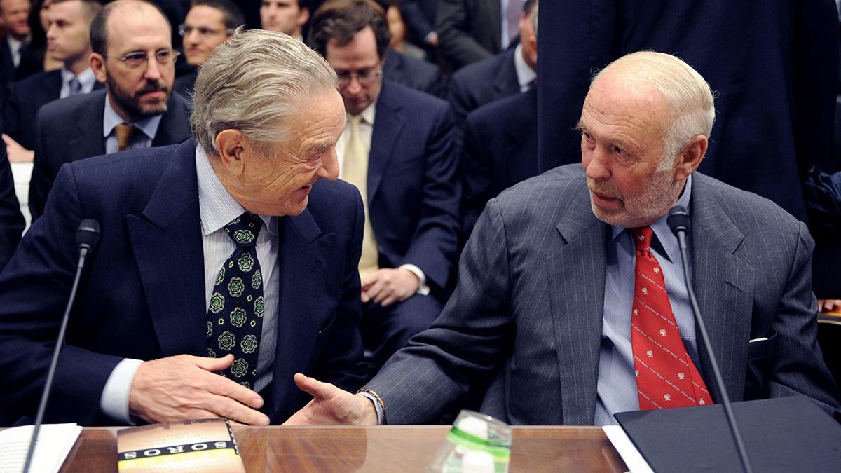 Matematikern James Simons – till höger, här skakandes hand med George Soros – berättar hur en grupp matematiker lyckades på aktiemarknaden. (Foto: TT)