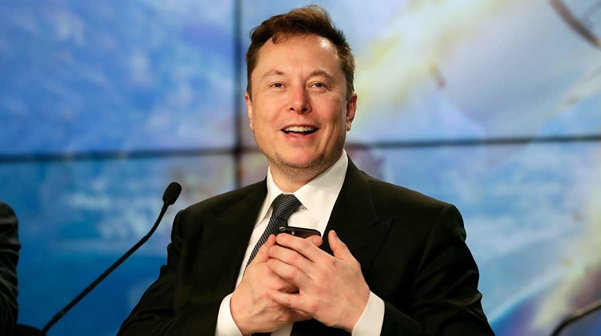 Teslas skapare och vd Elon Musk säger tack för den fina presenten, motsvarande 18,6 miljarder kronor. (Foto: TT)
