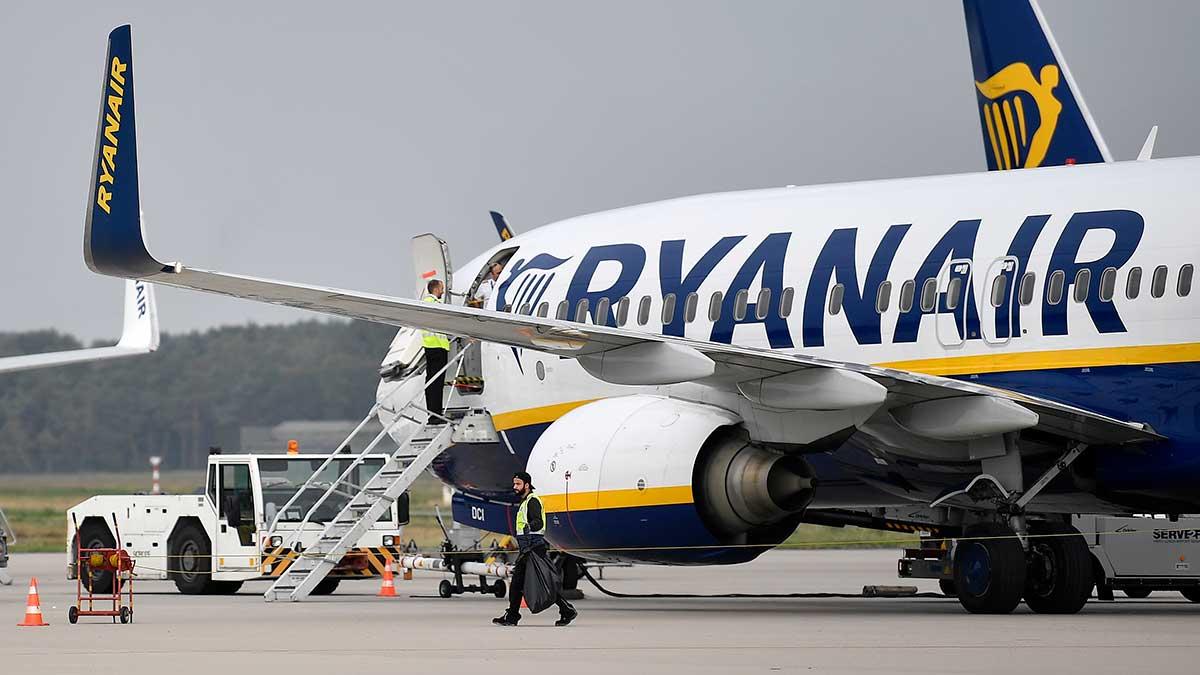 Lågprisflygbolaget Ryanair rapporterar en nettoförlust på 185 miljoner euro under räkenskapsårets första kvartal, april-juni. (Foto: TT)