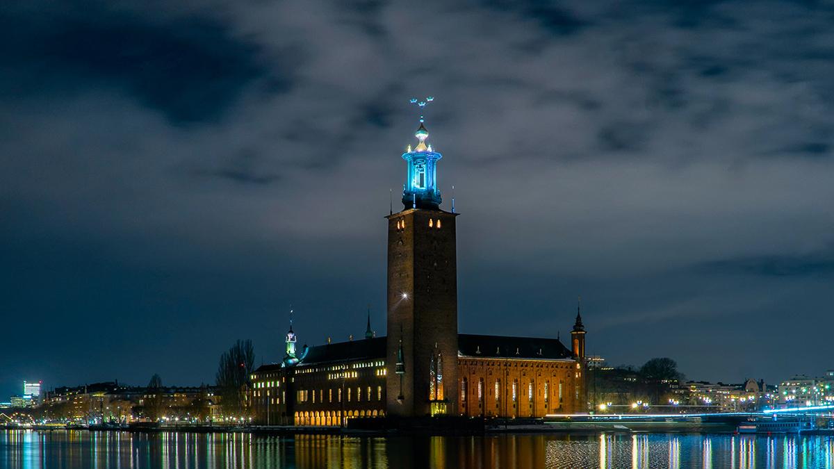 Mörk himmel över Stockholms stadshus. Kontorshyrorna blir hastigt dyrare. (Foto: Mikael Stenberg / Unsplash)