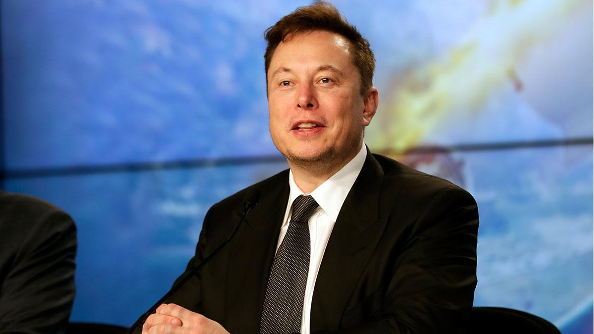 Teslachefen Elon Musk donerar 100 miljoner dollar, motsvarande cirka 830 miljoner kronor, till den bästa tekniken för koldioxidinfångning. (Foto: TT)