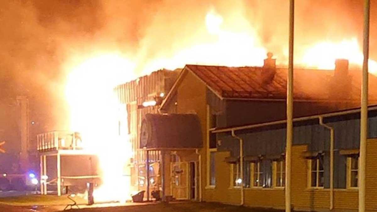 Polarbröds bageri i Älvsbyn brinner och räddningstjänsten har uppmanat allmänheten att hålla sig inomhus. (Foto: TT)