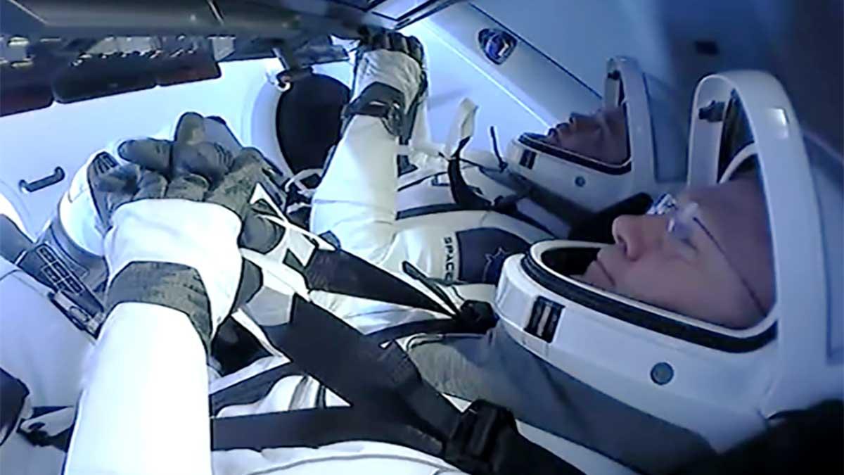 Efter nästan två månader i rymden landade astronauterna Doug Hurley och Bob Behnken, som bemannat Spacex rymdfarkost, på söndagen i Mexikanska Golfen utanför Florida. (Foto: TT)