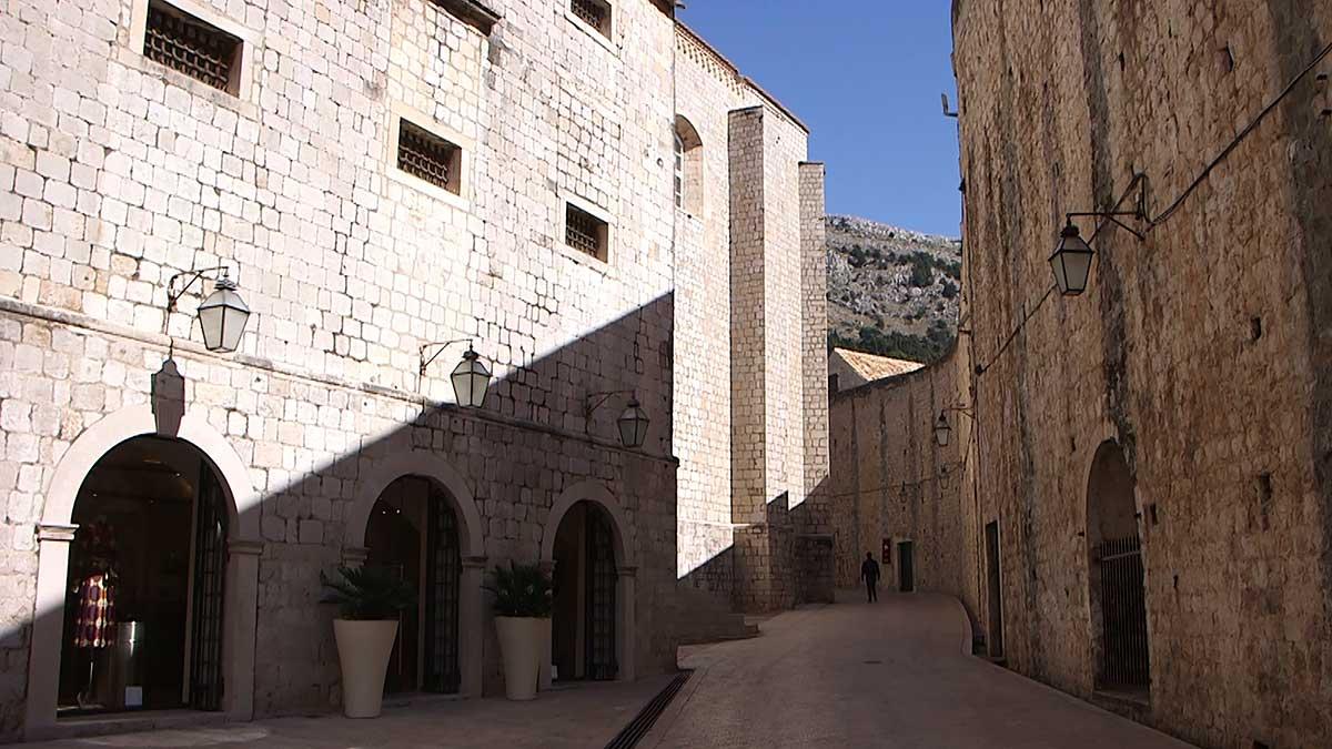 Gränderna i Dubrovnik är i dag tom och öde i coronapandemins spår, rapporterar SVT på plats. (Foto: TT)