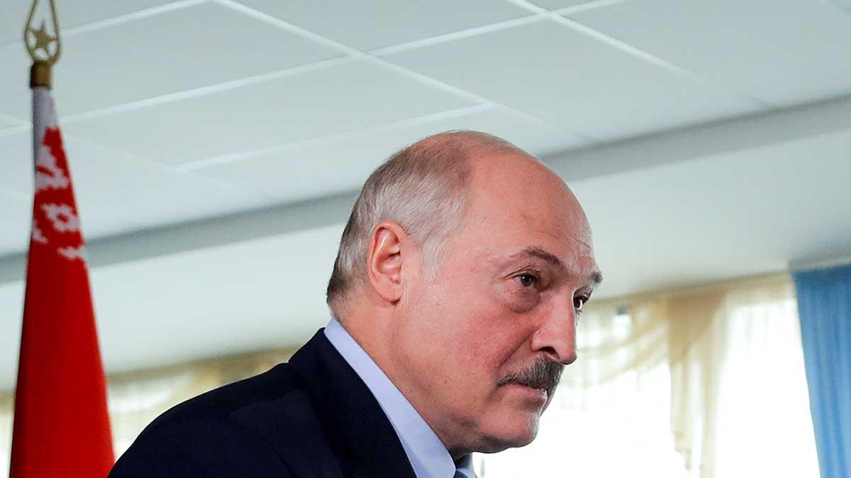 Aleksandr Lukasjenko har enligt officiella vallokalsundersökningar vunnit valet i Belarus, men oppositionen menar att det förekommit valfusk och protesterna rasar. (Foto: TT)