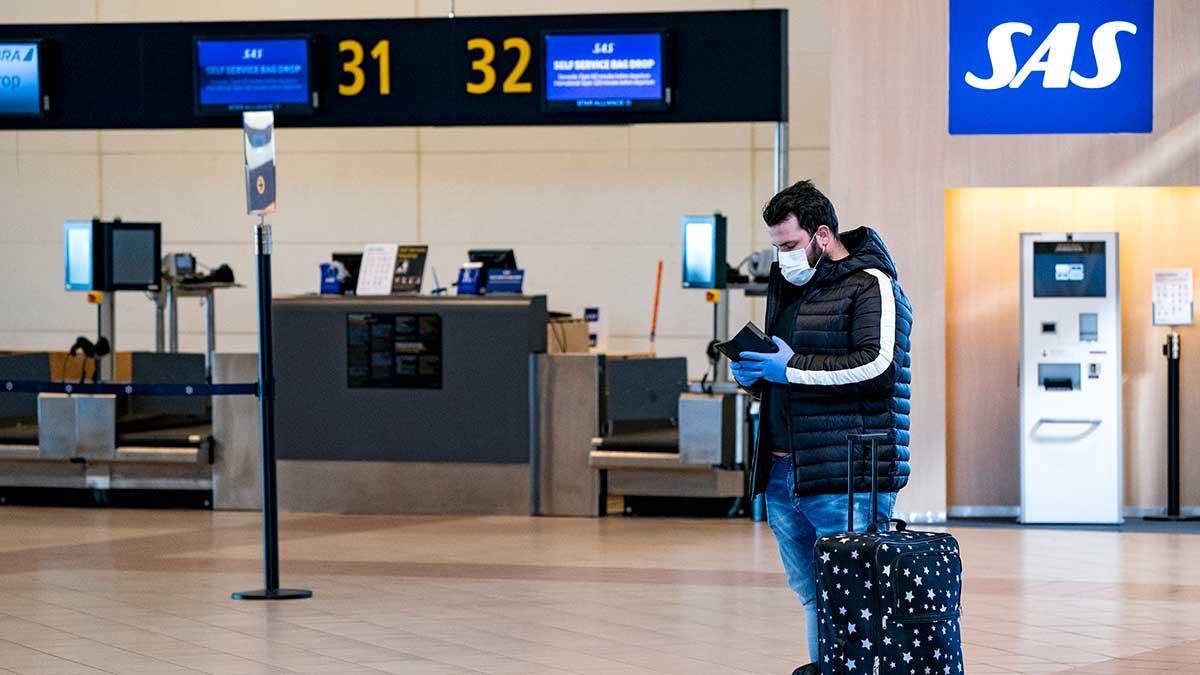 Hundratusentals SAS-resenärer väntar fortfarande på återbetalning från flygbolaget för inställda flyg under coronakrisen. Flera drabbade passagerare har gått till kronofogden samtidigt som SAS riskerar en stämning. (Foto: TT)