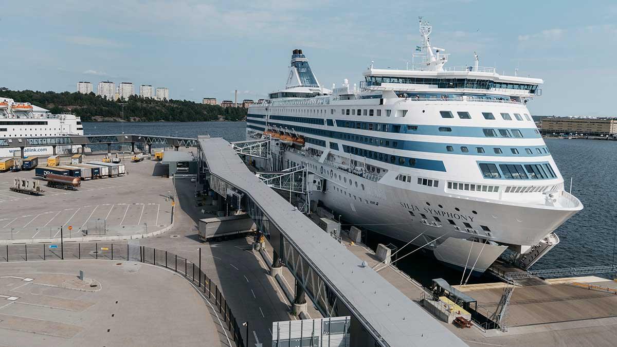 Färjerederiet Tallinks kryssningsfartyg har haft bättre dagar än under årets andra kvartal. Omsättningen faller tungt och bolaget vänder till förlust. (Foto: TT)