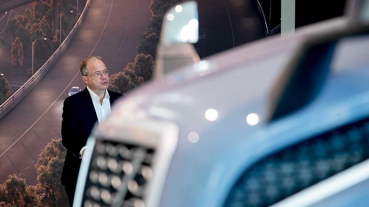 Volvo står inför framtida utmaningar när dieselmotorerna, kärnan i bolagets affärsmodell, kommer vara tvungen att fasas ut och ersättas av elmotorer från nya konkurrenter. På bilden syns vd:n Martin Lundstedt. (Foto: TT)