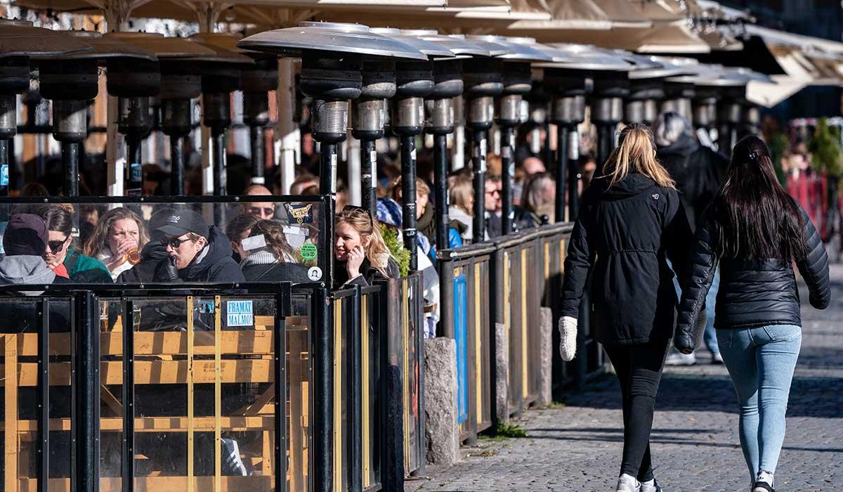 I Malmö, där den här bilden är tagen, kan viten på 150 000 kronor utdömas för krogar som negligerar coronareglerna. (Foto: TT)